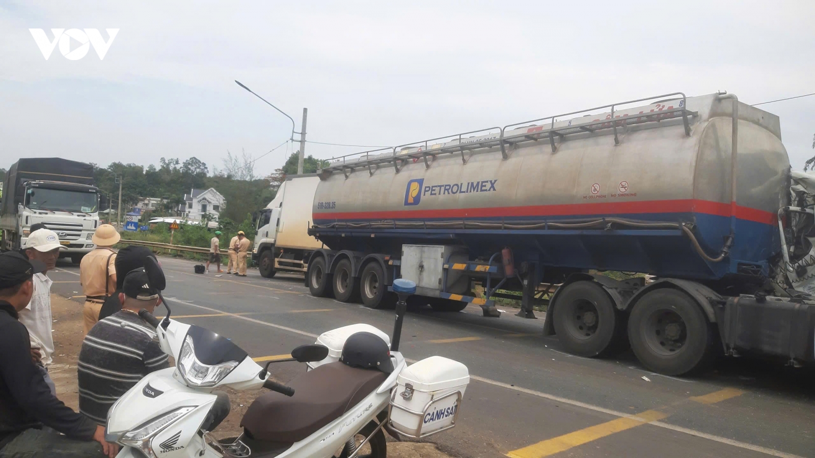 Tai nạn liên tiếp giữa 3 xe tải, quốc lộ 14 qua Đồng Nai ùn tắc gần 5km