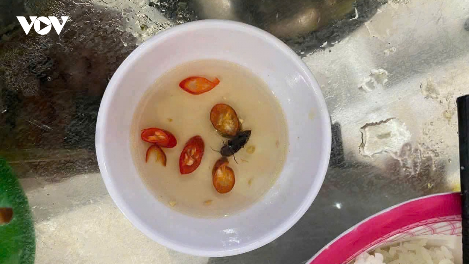 Bữa ăn sinh viên Đại học Huế canh rau có sâu, đơn vị nấu ăn xin lỗi