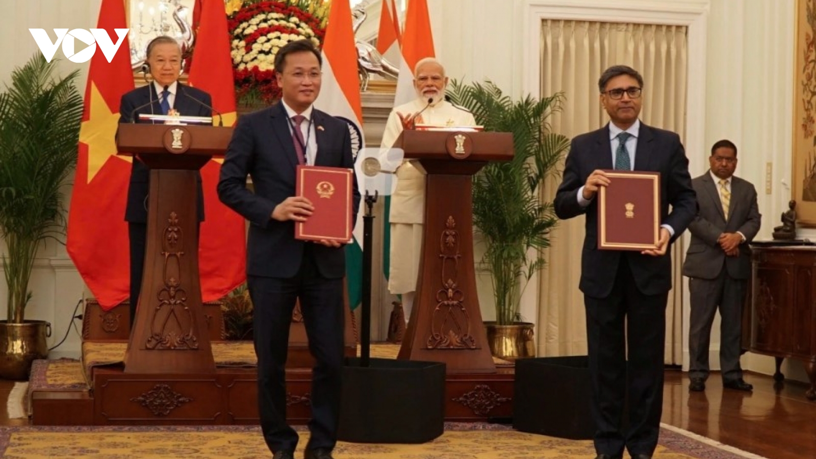 Top Vietnamese leader, Indian PM witness exchange of cooperation documents