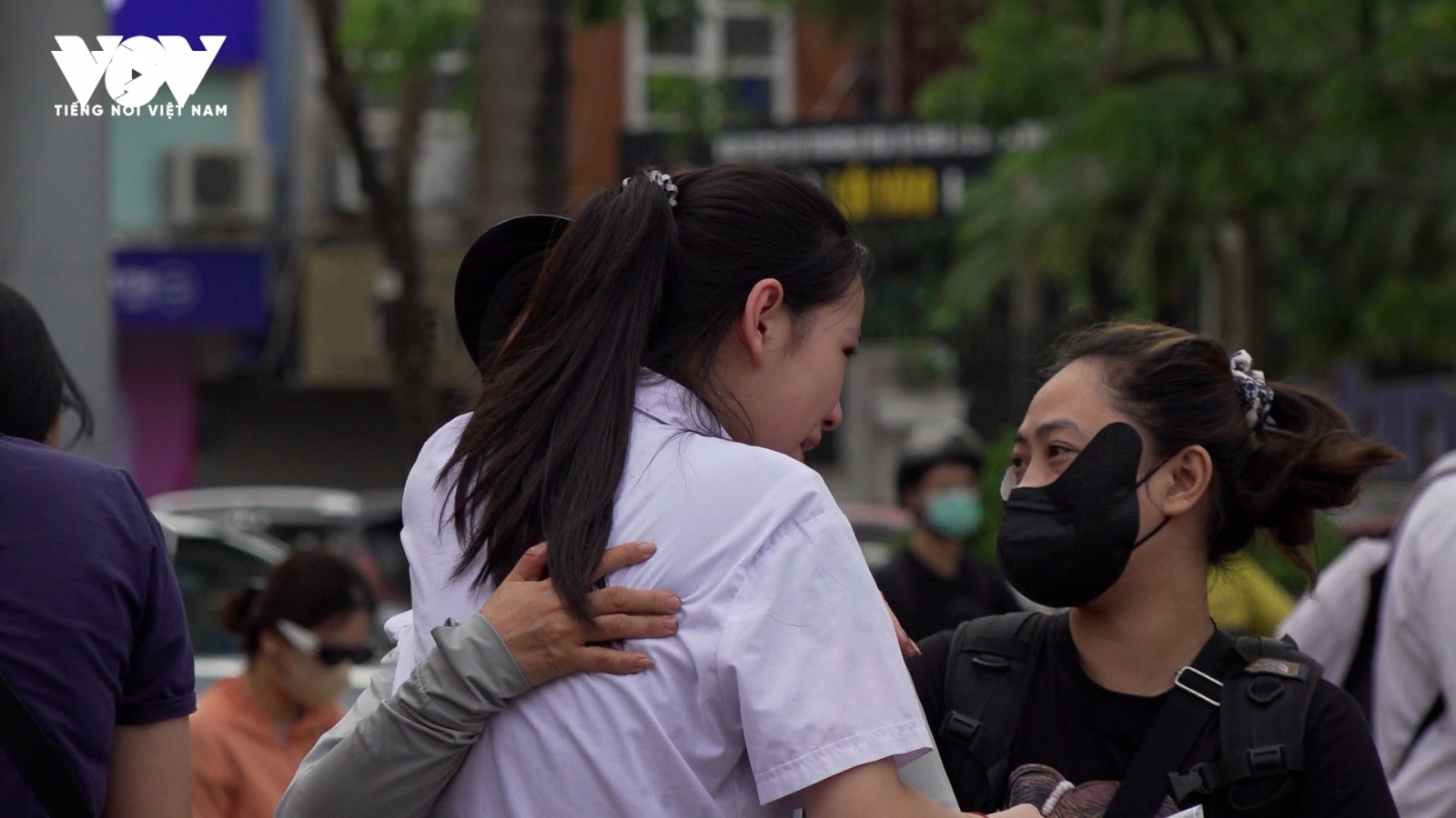 Thí sinh và phụ huynh thở phào, trút bỏ áp lực sau kỳ thi vào lớp 10 ở Hà Nội