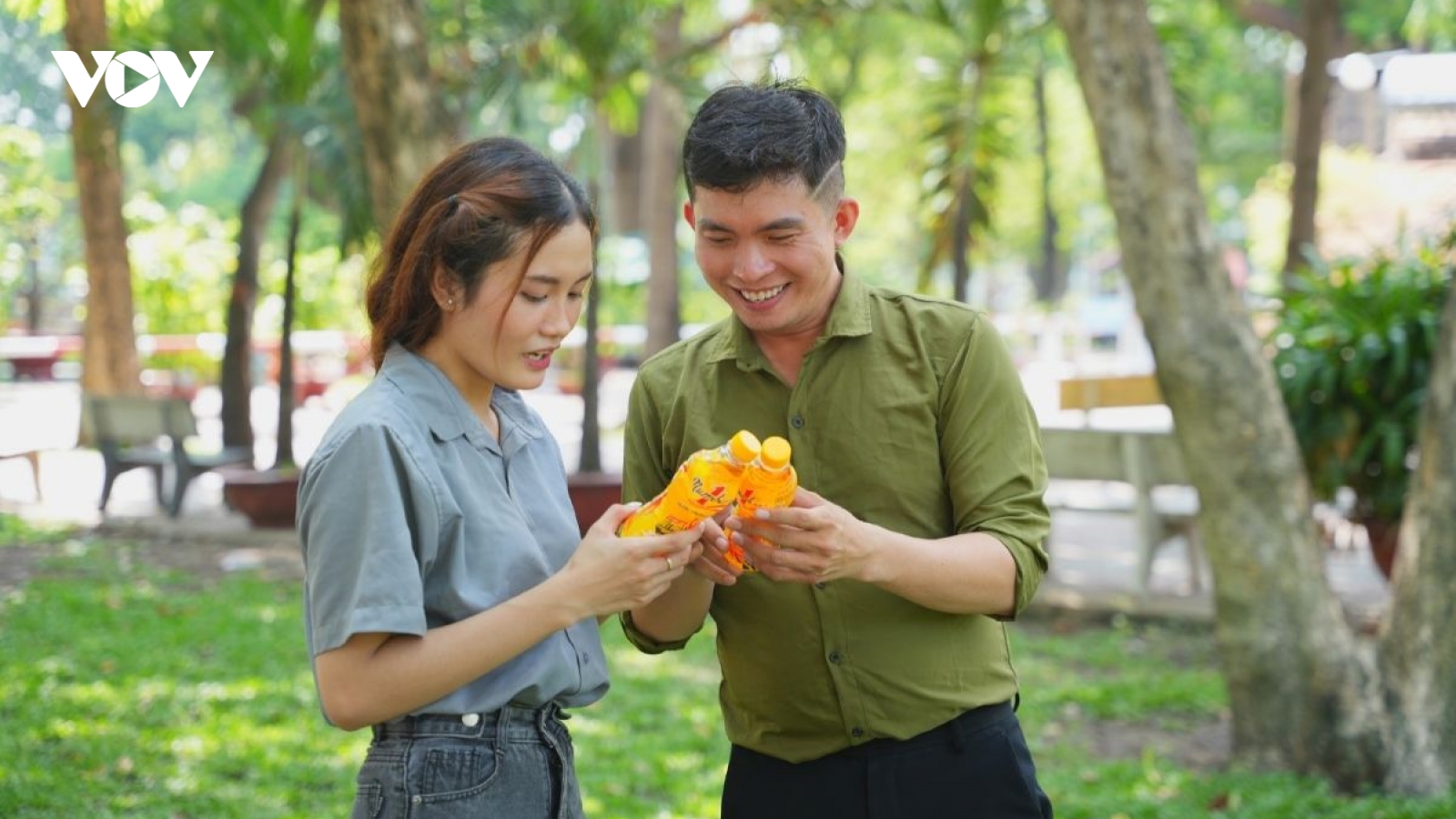 Nắng nóng gia tăng, nhiều người nán lại xé nhãn chai nước để nhận thưởng