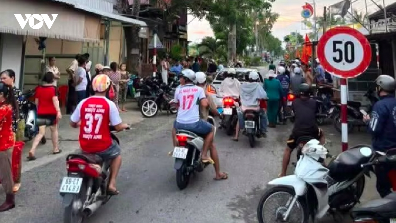 Nhóm thanh niên mang hung khí lao vào quán tấn công, khiến 1 người tử vong