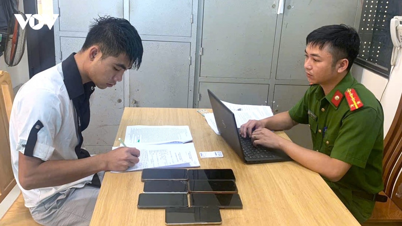 Bắt quả tang đối tượng trộm cắp điện thoại trong Khu công nghiệp Kim Bảng I