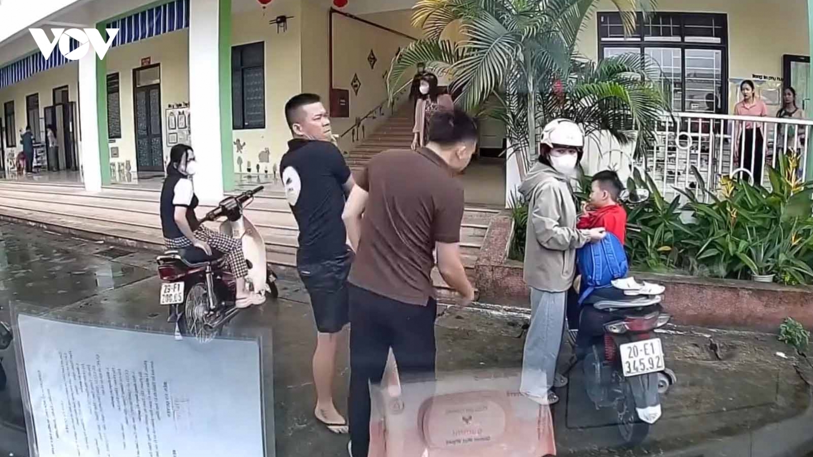 Tài xế giao hàng bị phụ huynh tát tại trường mầm non ở Bắc Ninh