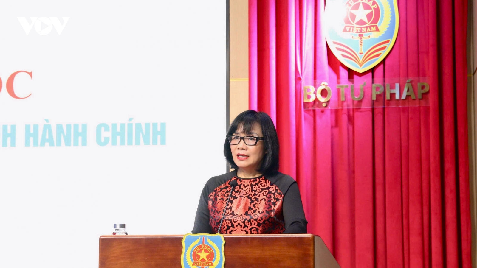 Hoàn thiện pháp luật về ban hành quyết định hành chính