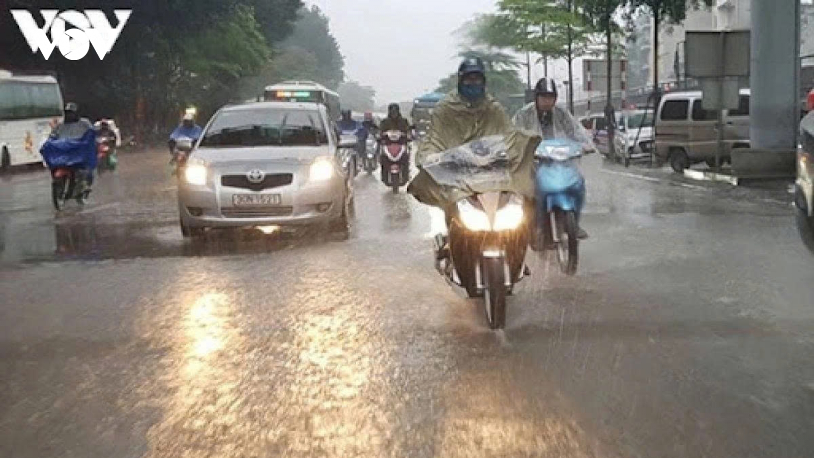 Thời tiết hôm nay 4/5: Bắc Bộ mưa lớn diện rộng, Hà Nội có nơi mưa rất to