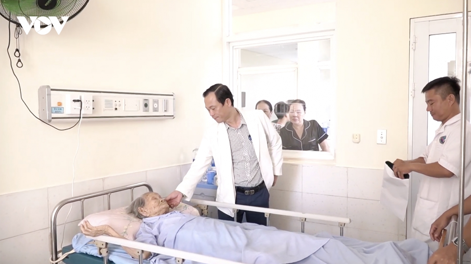Thay khớp háng thành công cho cụ bà 105 tuổi