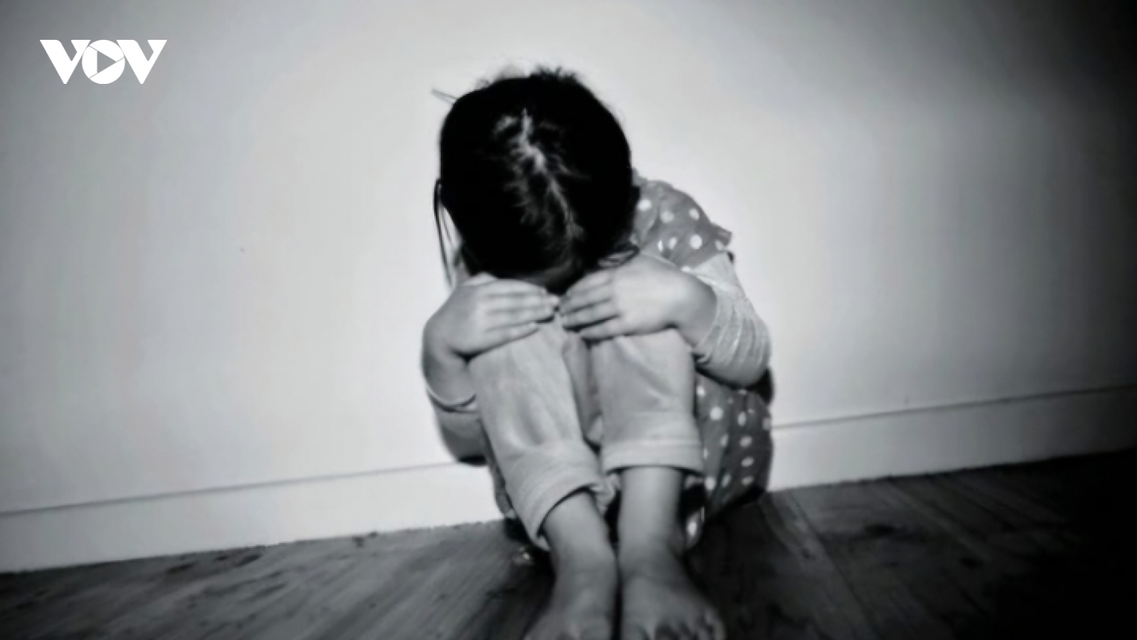 Điều tra vụ bé gái nghi bị mẹ ruột và cha dượng bạo hành dẫn đến tử vong ở Hà Nội