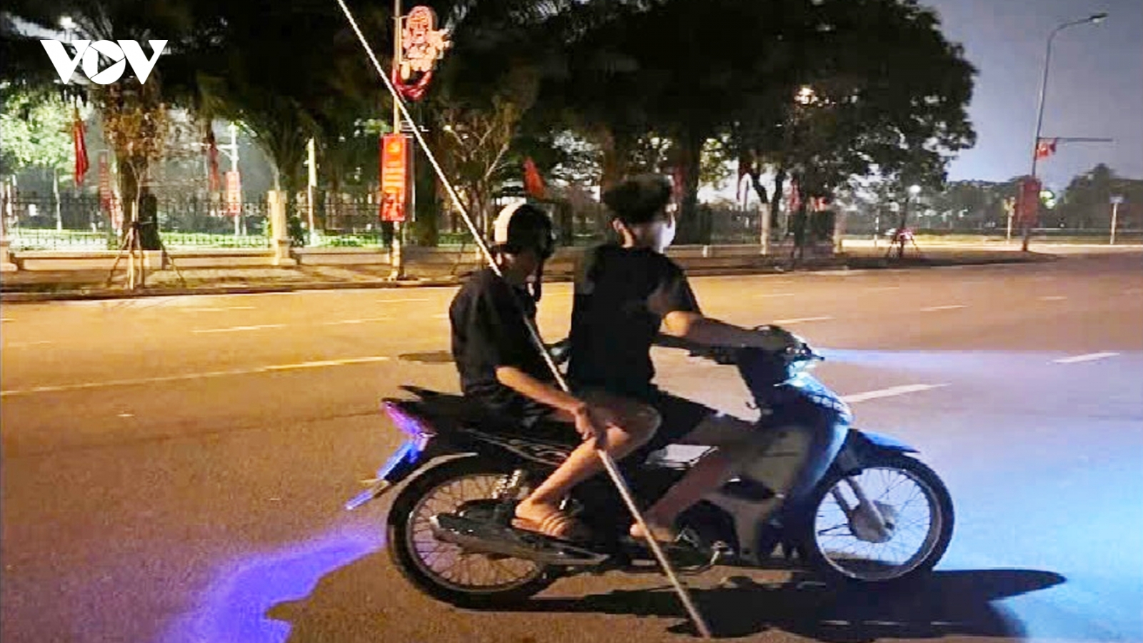Bắt giữ nhóm thanh thiếu niên mang hung khí gây rối trật tự công cộng ở Hà Nội