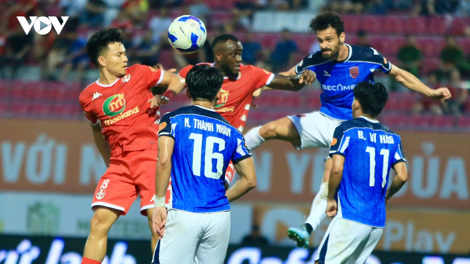 Bất ngờ cái tên rơi vào vòng xoáy trụ hạng V-League 2025/2026