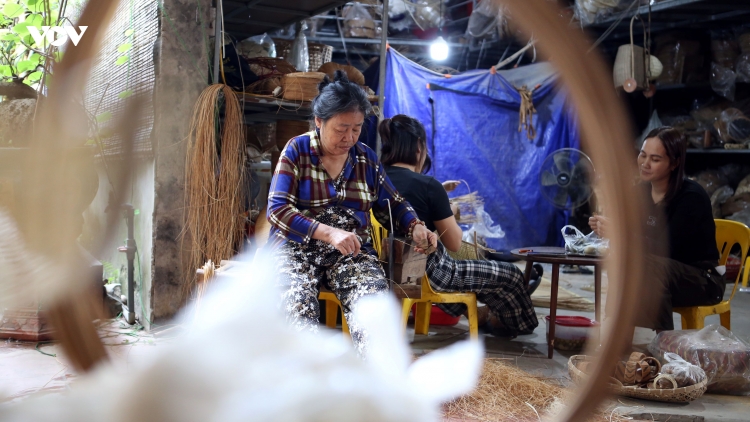 Làng mây tre Phú Vinh (Hà Nội) tất bật dệt "hàng xanh" xuất ngoại