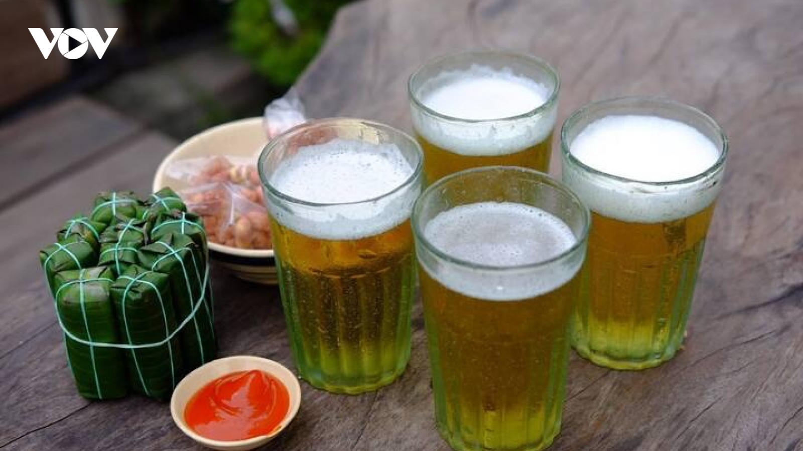 Uống bia giải nhiệt ngày nắng nóng: Chuyên gia cảnh báo càng uống càng mất nước