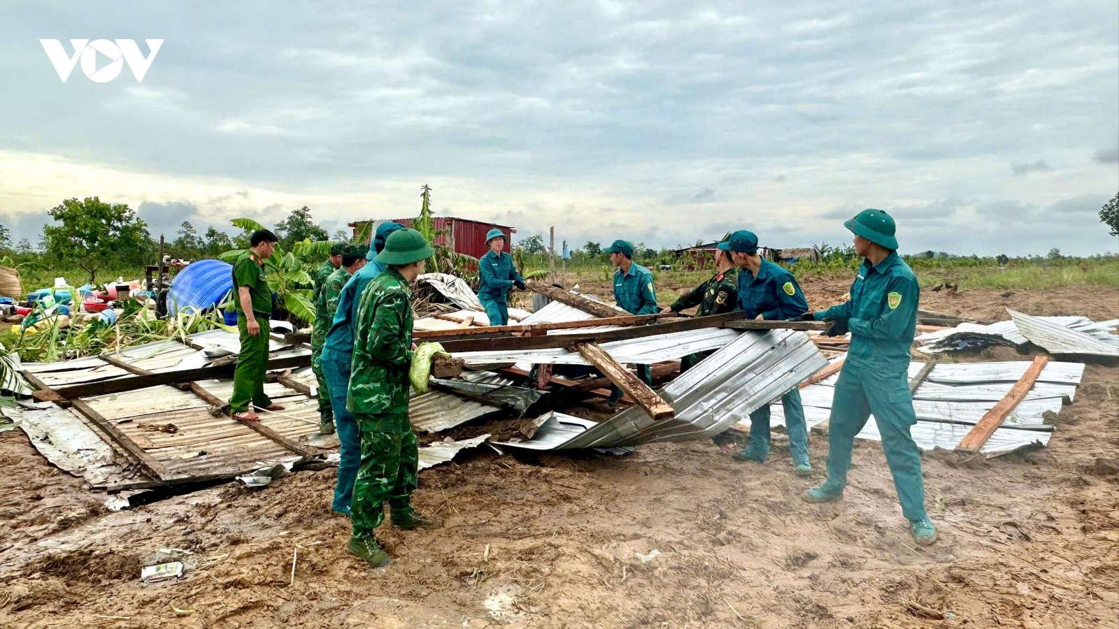 Bộ đội giúp dân khắc phục hậu quả giông lốc tại các xã biên giới Ia Lốp, Ia Rvê