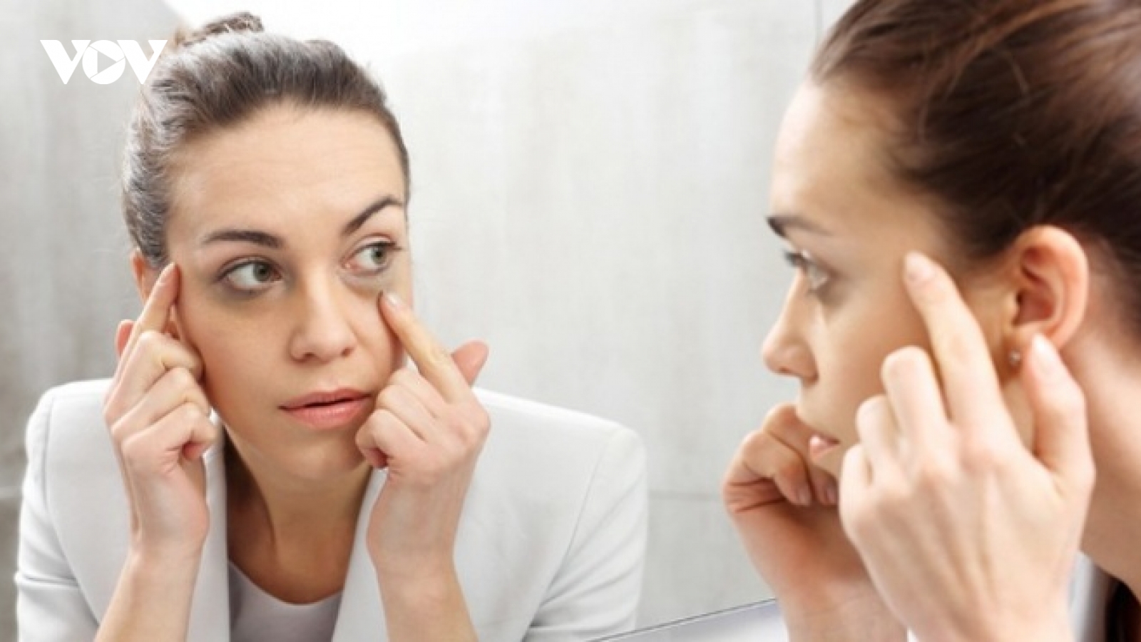 Vì sao bôi kem mắt mãi vẫn không hết quầng thâm, bọng mắt?