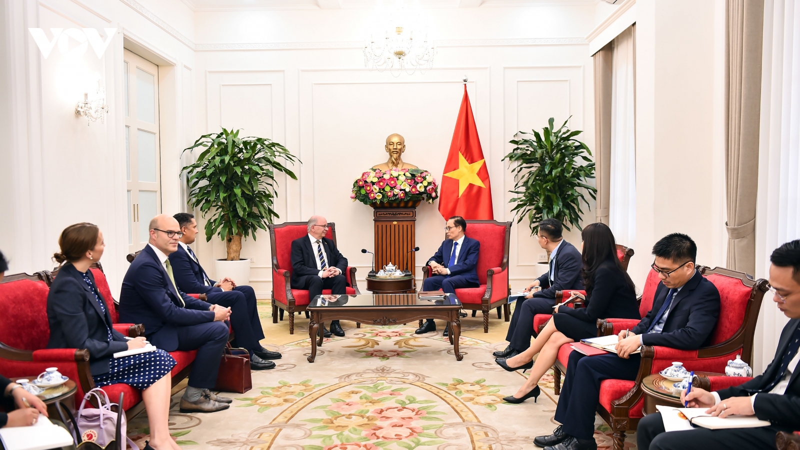Bộ trưởng Ngoại giao Lê Hoài Trung tiếp Quốc vụ khanh Bộ Ngoại giao Thụy Điển