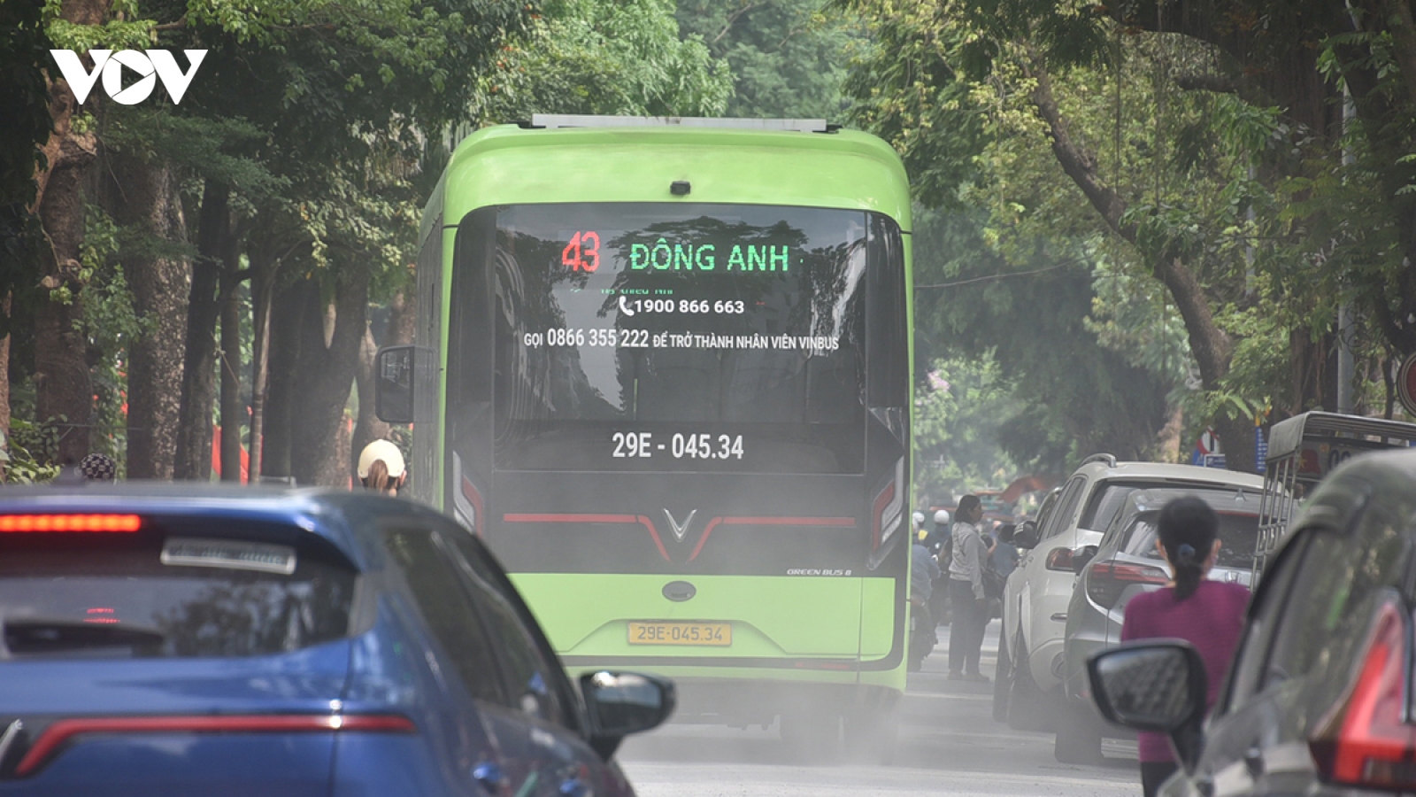 Phố phường trung tâm Hà Nội bụi mù, mặt đường nham nhở sau thi công chống ngập