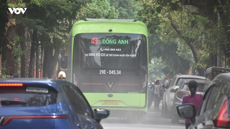Phố phường trung tâm Hà Nội bụi mù, mặt đường nham nhở sau thi công chống ngập
