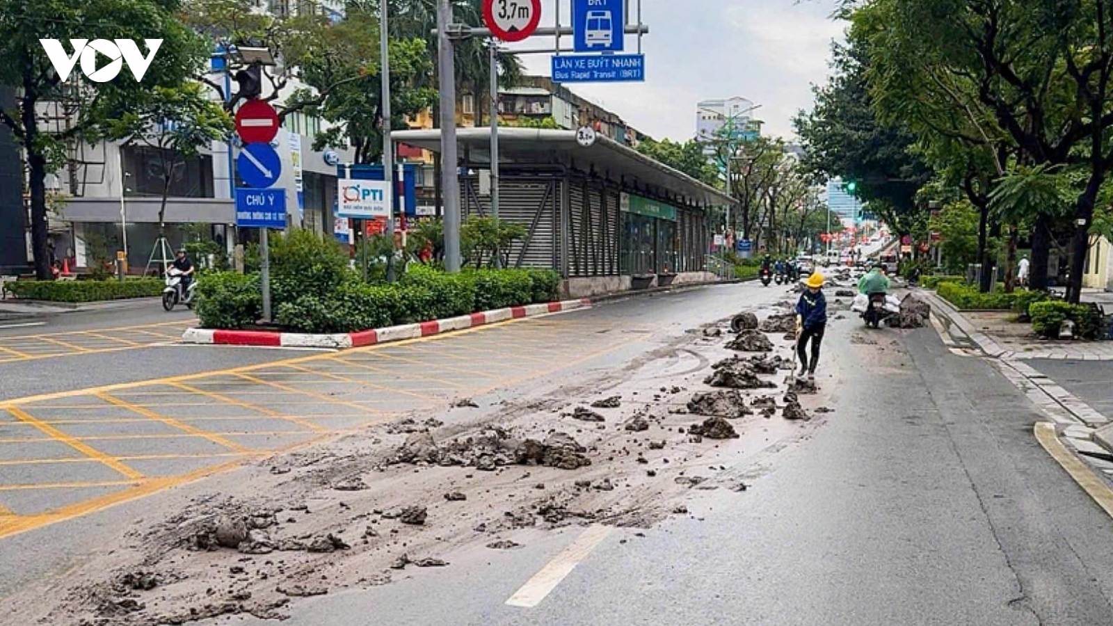 CSGT Hà Nội phạt tài xế xe tải làm rơi vãi bùn đất trên đường Láng