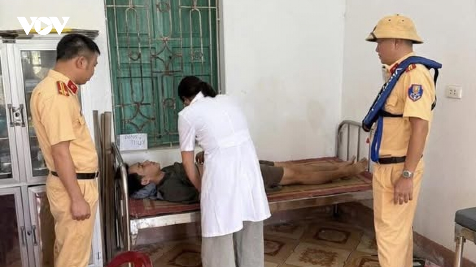 Thuyền viên nguy kịch trên sông Hồng, CSGT Ninh Bình khẩn trương cứu nạn