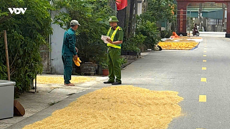 Phơi thóc trên đường cản trở giao thông, người dân nói biết nguy hiểm vẫn làm