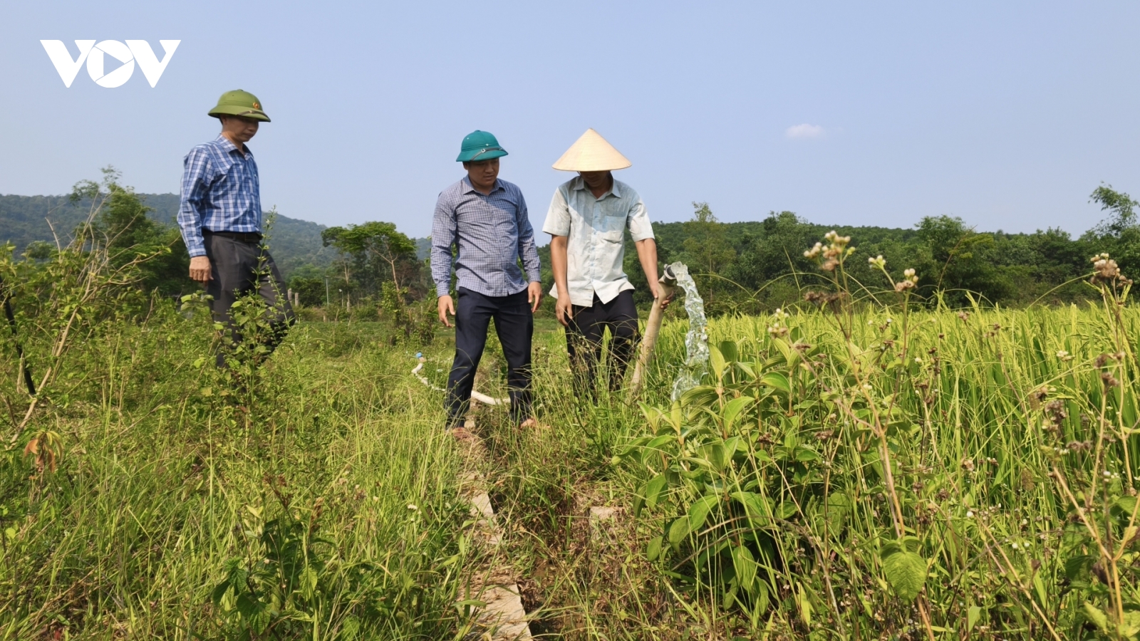 Cán bộ miền núi Quảng Trị hỗ trợ nhau hoàn thành nhiệm vụ