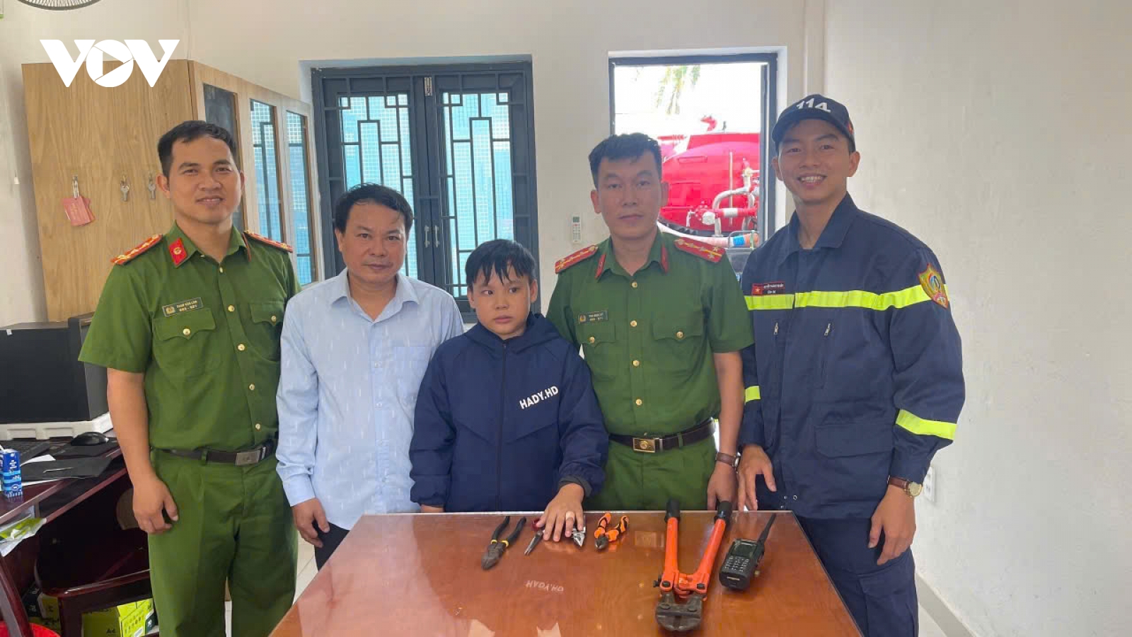 Kịp thời tháo giúp nhiều vòng kim loại bị mắc kẹt trên tay một học sinh