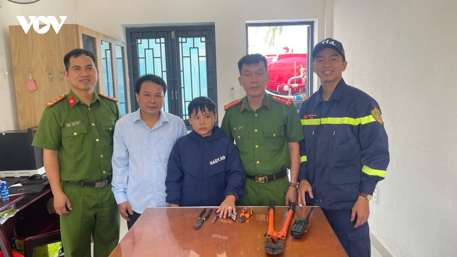 Kịp thời tháo giúp nhiều vòng kim loại bị mắc kẹt trên tay một học sinh