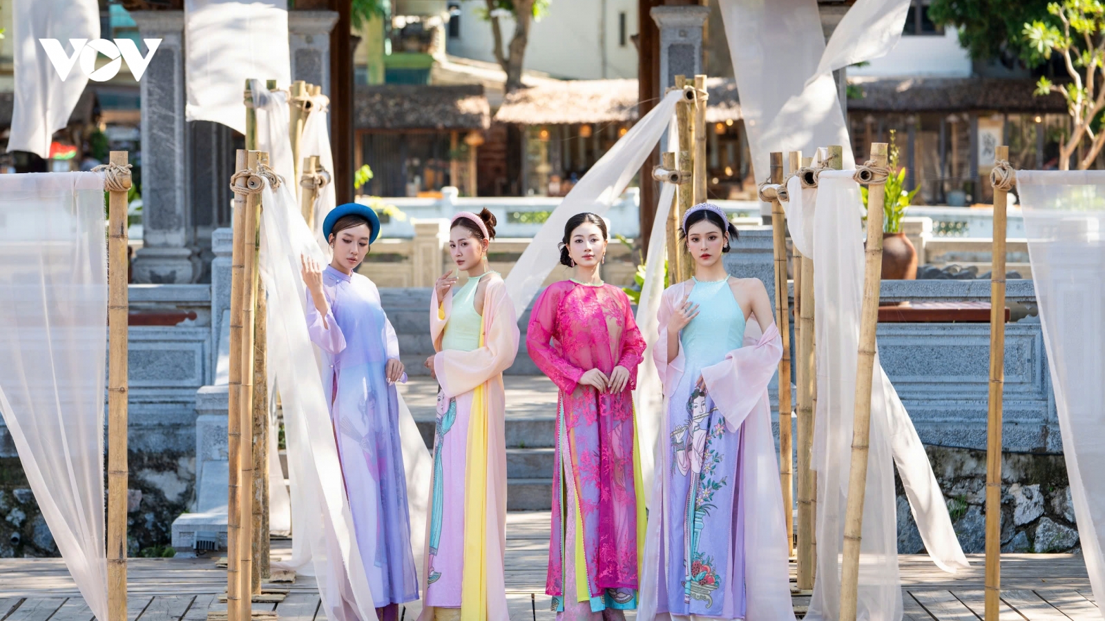 Tinh thần vui tươi của tranh dân gian Đông Hồ được tái hiện bằng thời trang