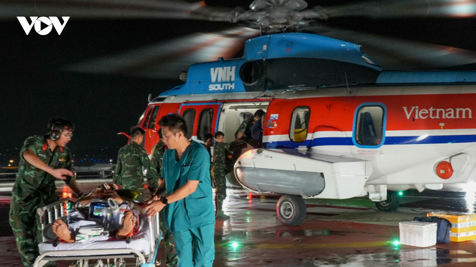 Trực thăng bay xuyên đêm đưa 2 bệnh nhân nguy kịch từ Trường Sa vào đất liền