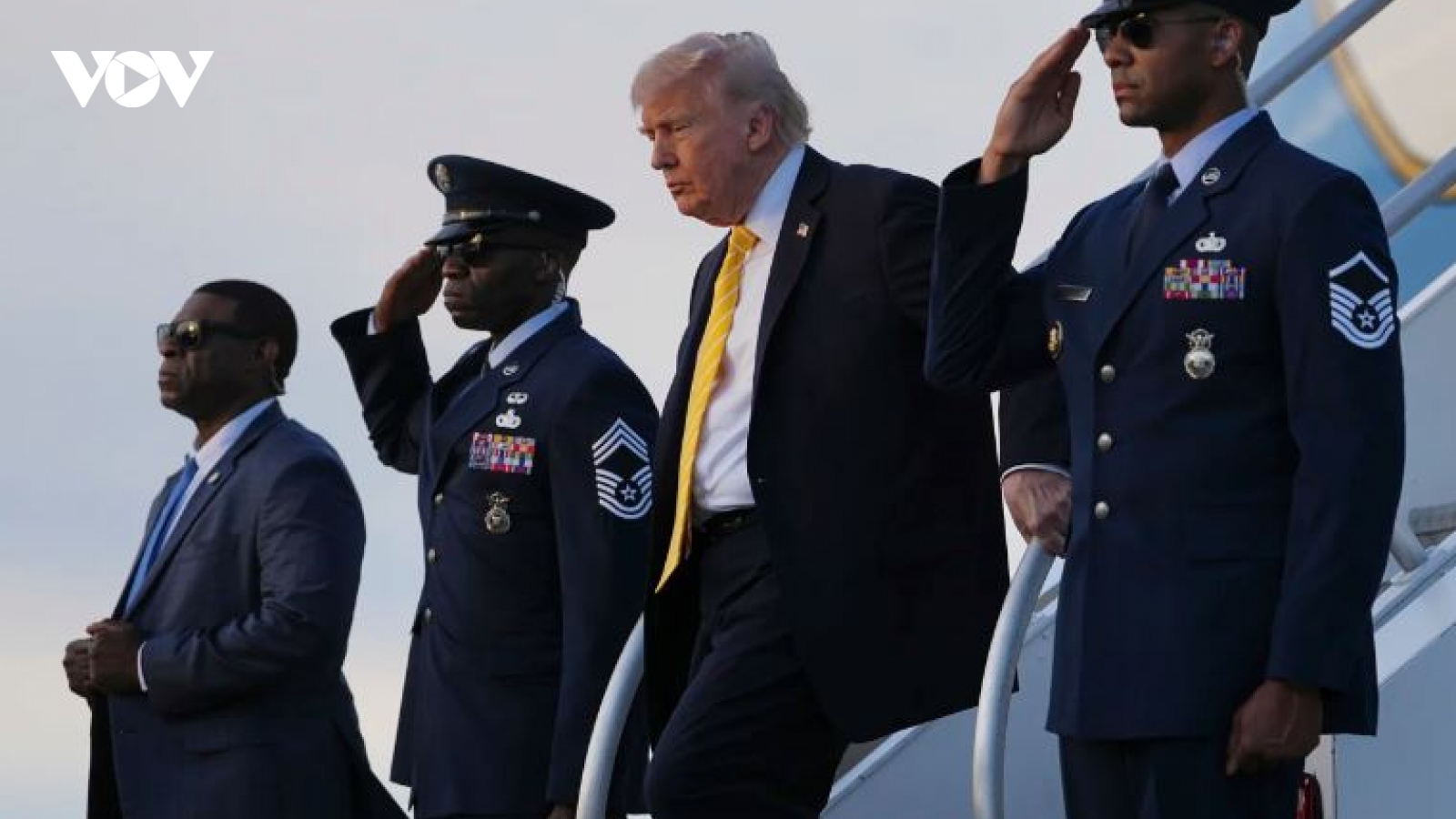 Ông Donald Trump “lách” quy định về quyền hạn chiến tranh