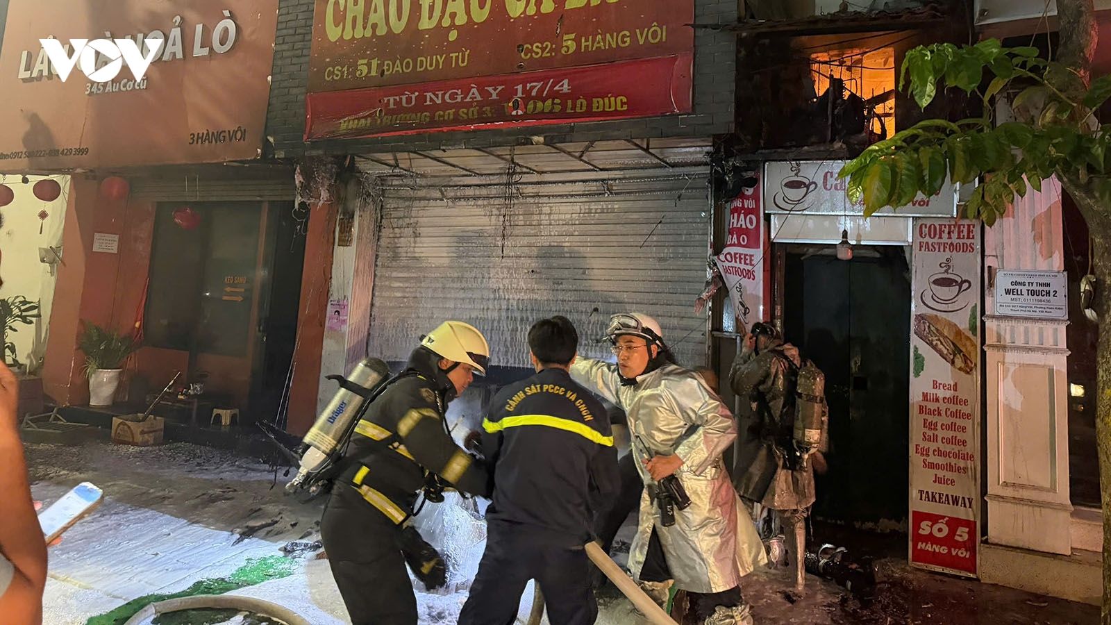 Giải cứu 4 người mắc kẹt trong vụ cháy cửa hàng cháo lúc nửa đêm ở phố cổ Hà Nội