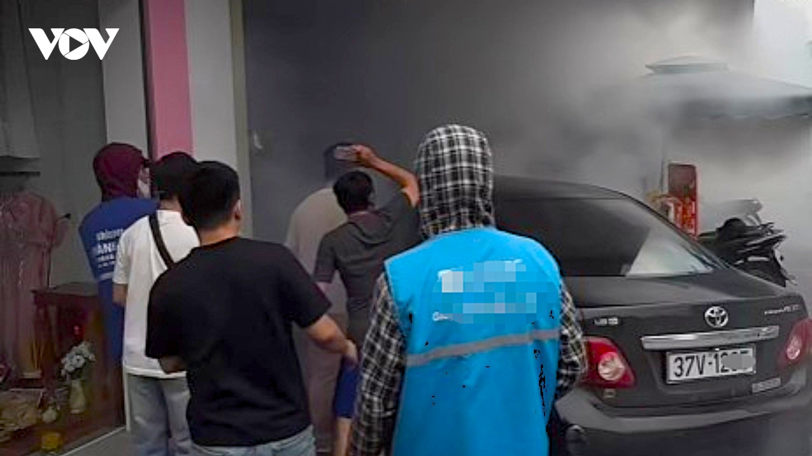 Người dân phá cửa ô tô bốc khói, kịp thời cứu tài xế mắc kẹt