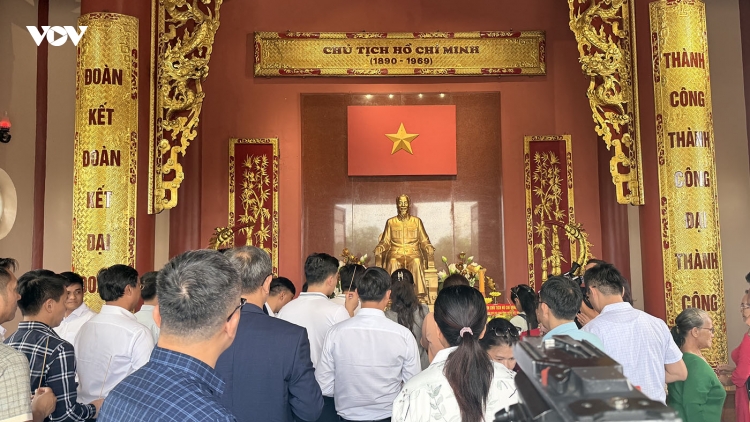 Dâng hương kỷ niệm 136 năm Ngày sinh Chủ tịch Hồ Chí Minh tại Lào