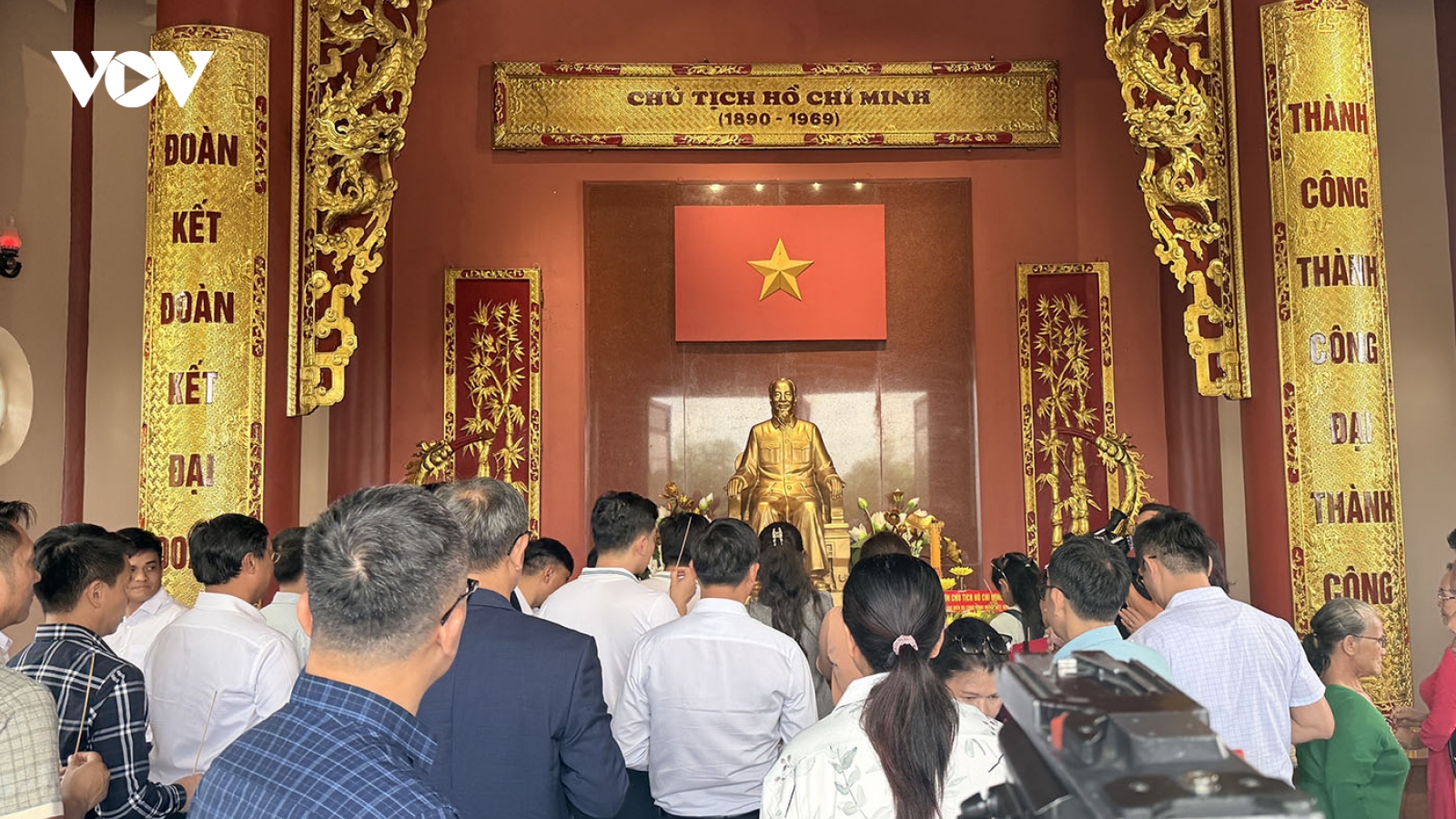 Dâng hương kỷ niệm 136 năm Ngày sinh Chủ tịch Hồ Chí Minh tại Lào