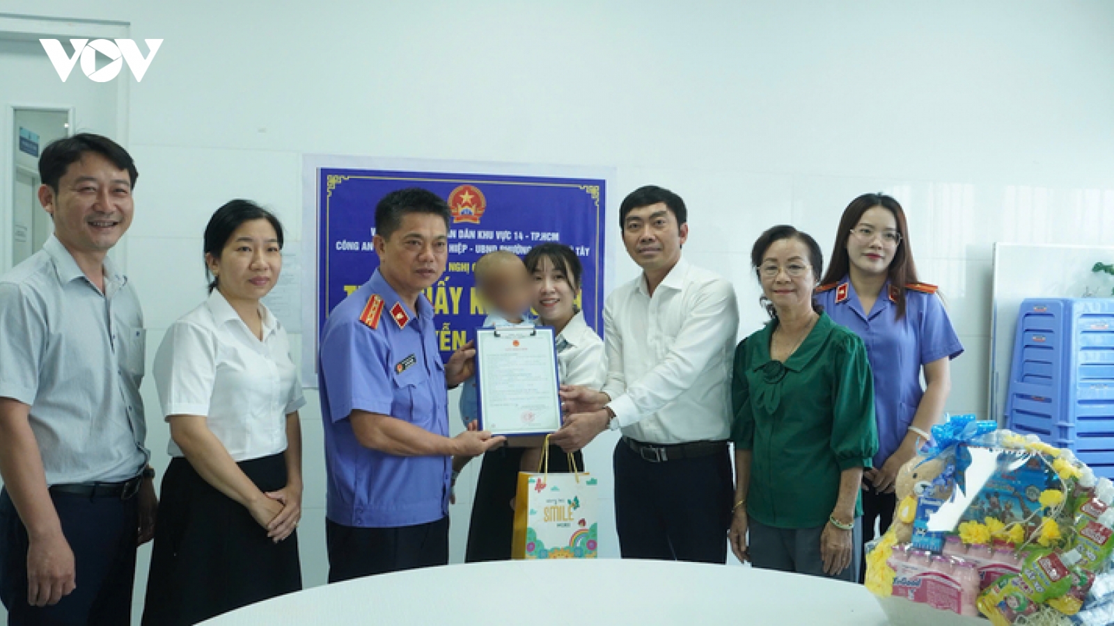 Bé trai 2 tuổi ở TP.HCM bị mẹ và người tình bạo hành dã man được ra viện