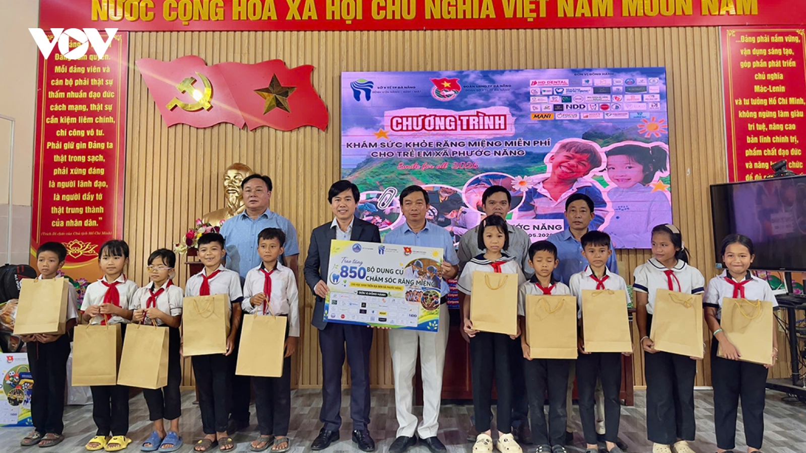 Khám sức khỏe răng miệng miễn phí cho học sinh tại xã miền núi Đà Nẵng