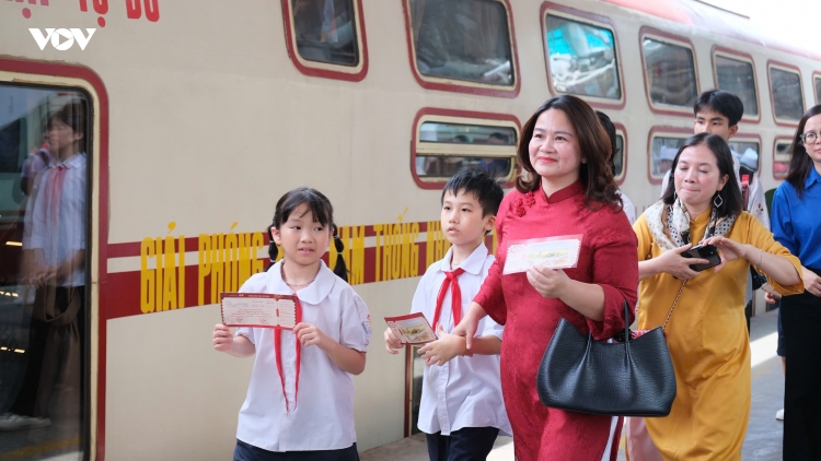 Chuyến tàu di sản đưa thiếu nhi chạm vào lịch sử Đội và văn hóa Kinh Bắc