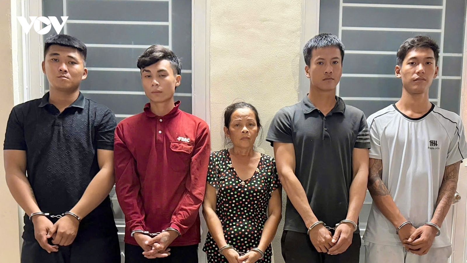 Người đàn bà 60 tuổi thuê côn đồ chém chồng