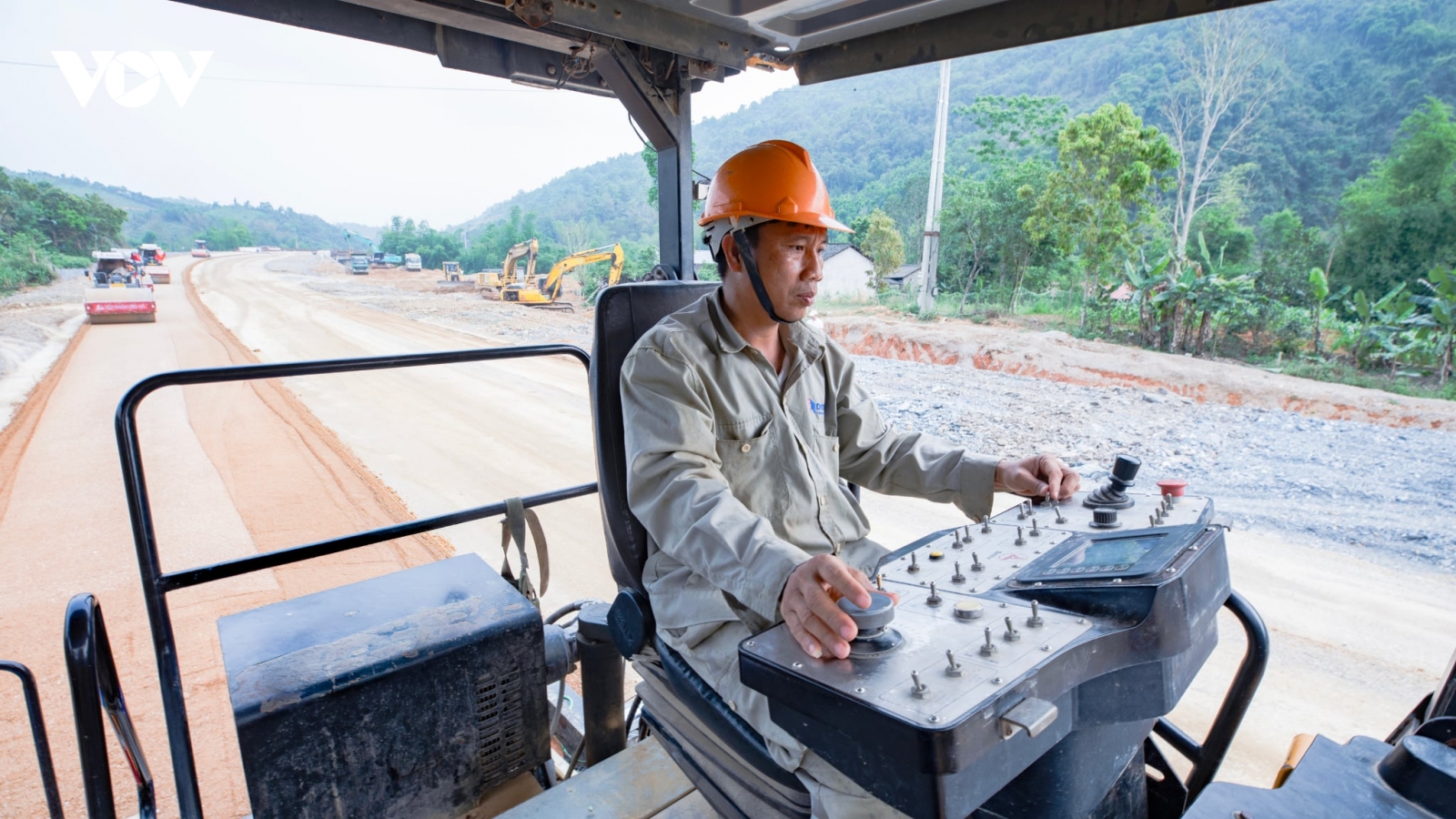 2.000 người không nghỉ lễ, ăn ngủ trên công trường cao tốc Đồng Đăng – Trà Lĩnh