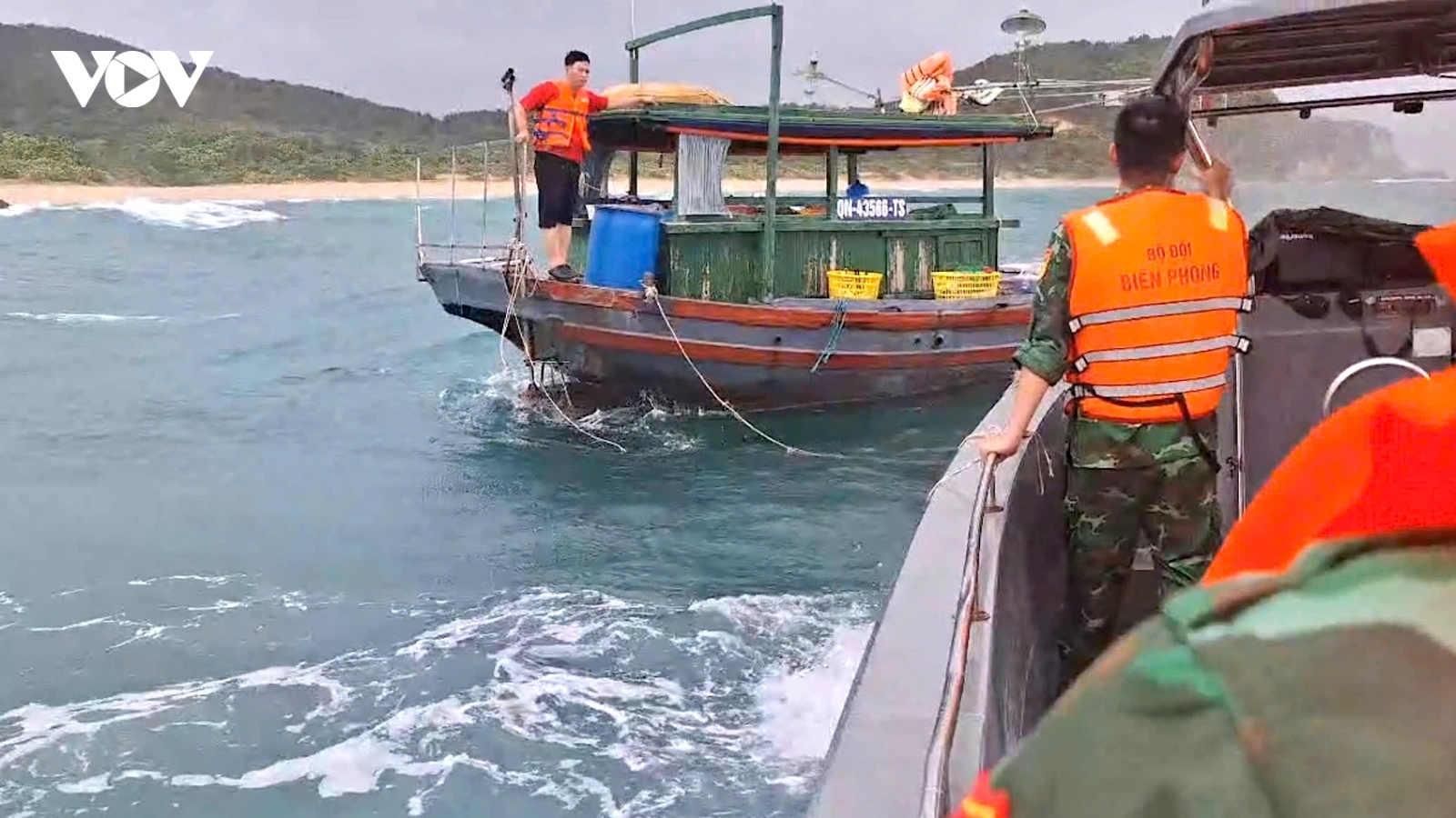 Lực lượng biên phòng cứu hộ 4 ngư dân trên vùng biển Cô Tô