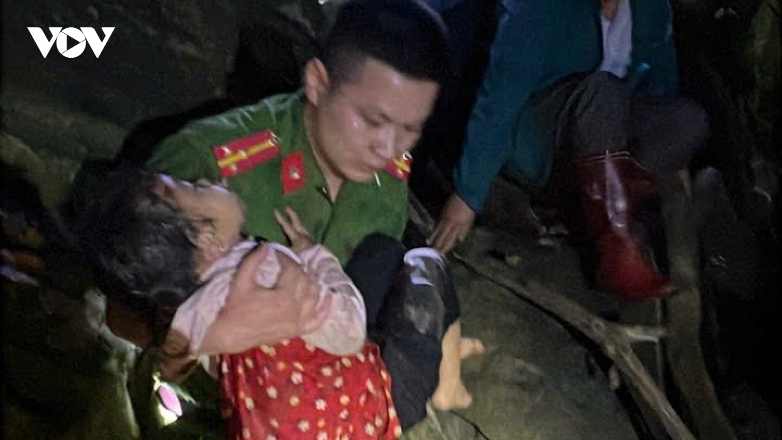 Cứu cháu bé bị lạc trong rừng lúc đêm tối tại Lạng Sơn