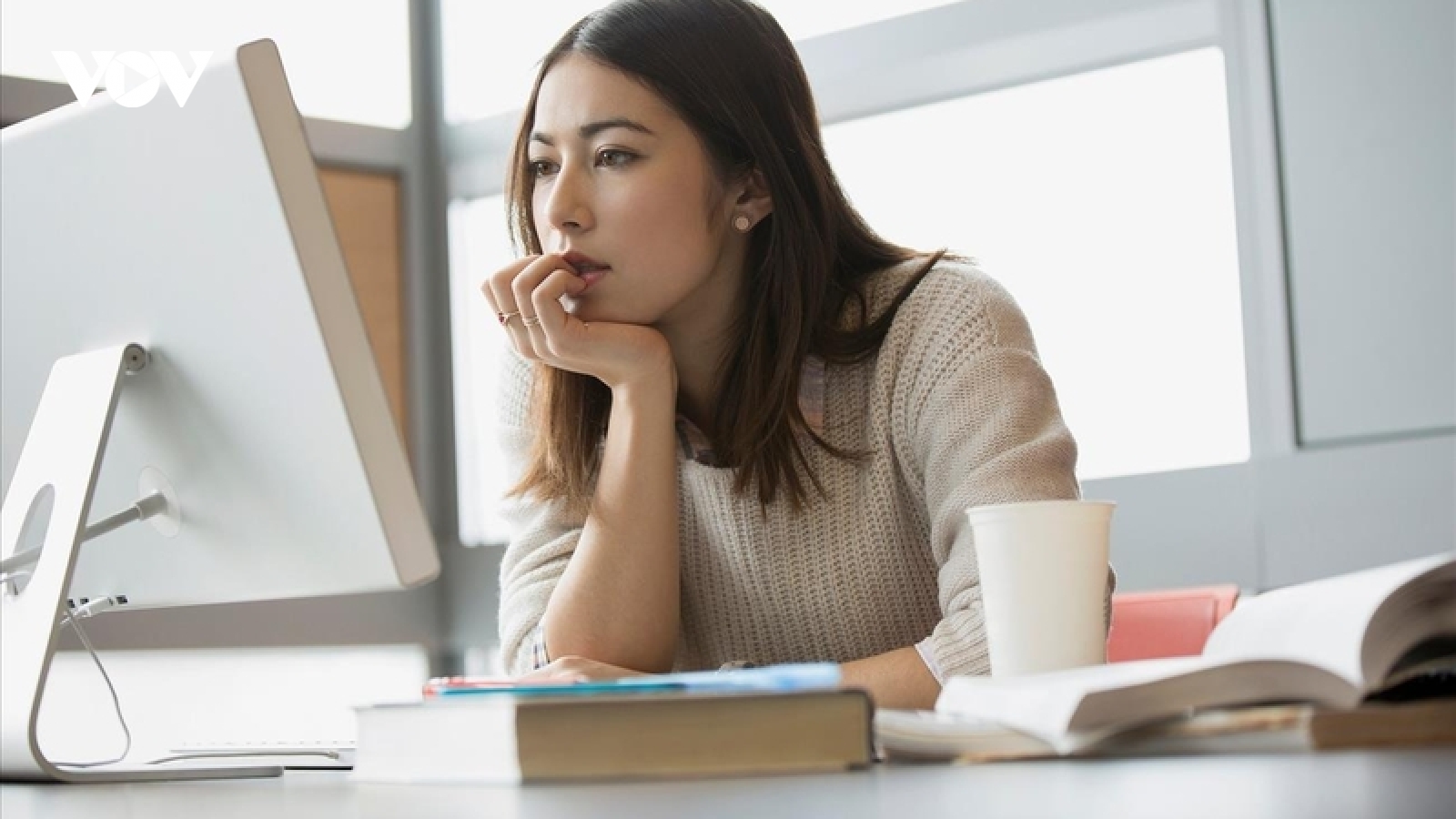 Ngồi điều hòa cả ngày, làm thế nào để da không khô căng, bong tróc?