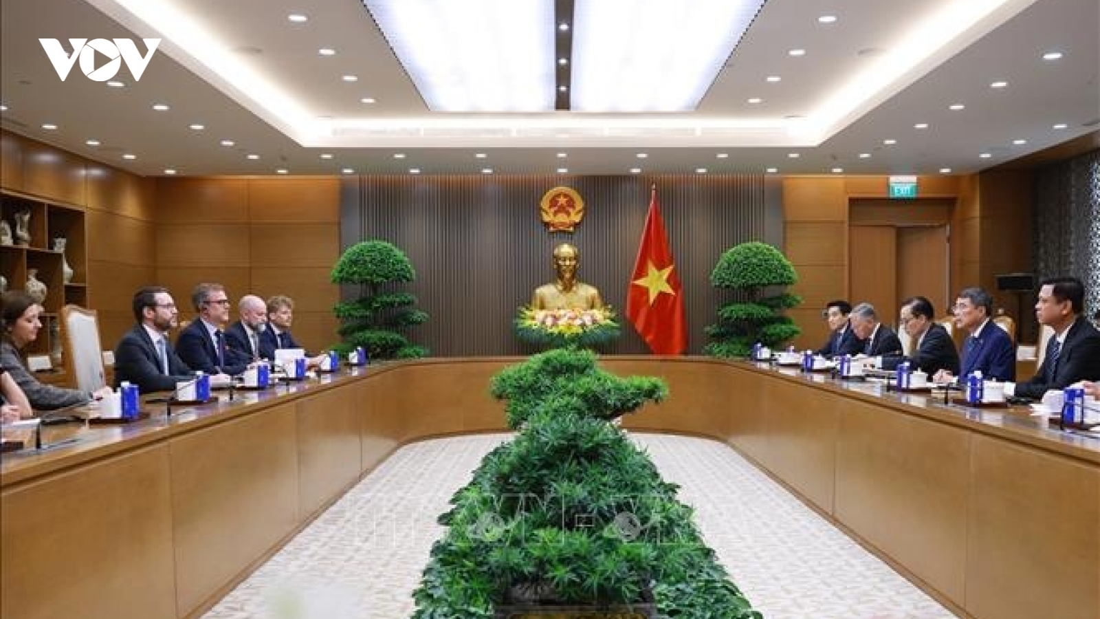 Thủ tướng Lê Minh Hưng tiếp Đại sứ Anh tại Việt Nam Iain Frew
