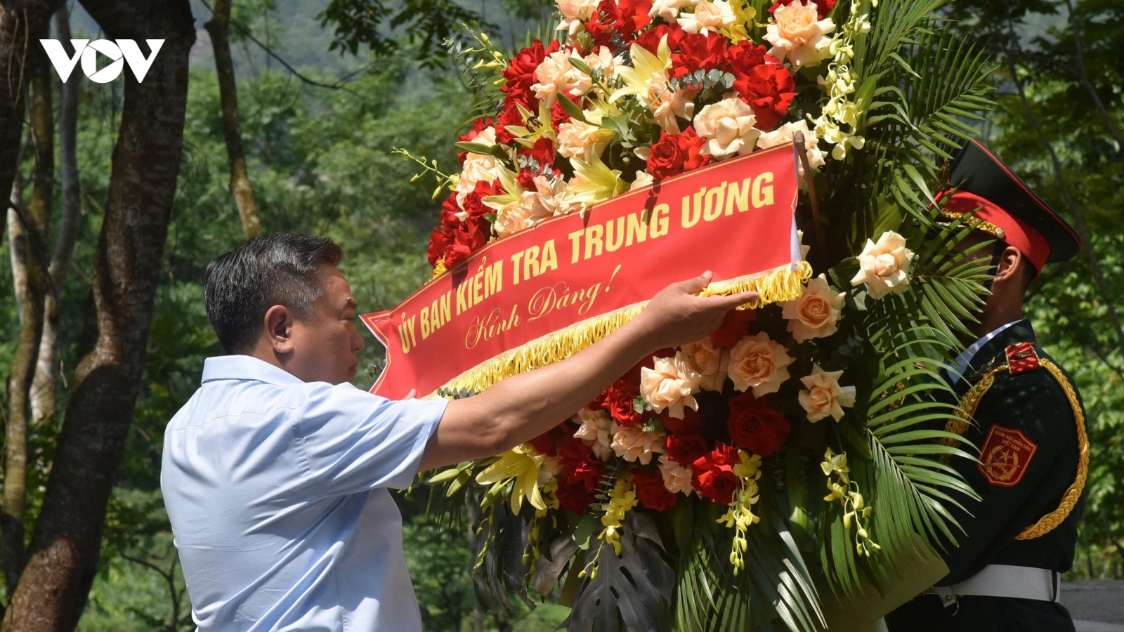Chủ nhiệm UBKT Trung ương dâng hương tại di tích ATK Định Hóa, Thái Nguyên