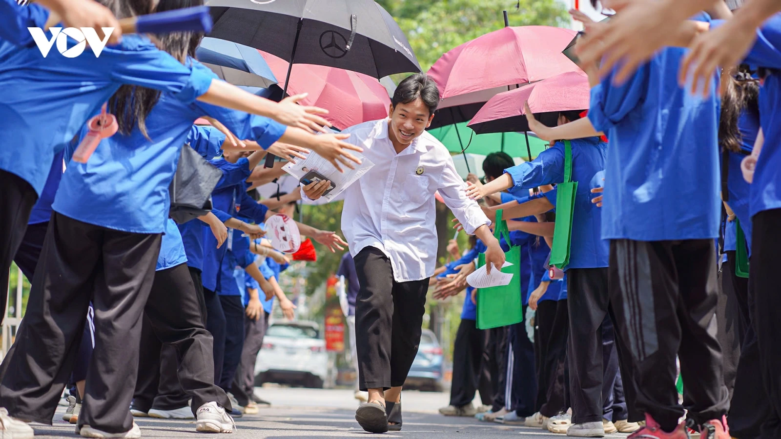 Thí sinh nhận xét đề Toán thi vào lớp 10 Hà Nội sát chương trình, phân hóa rõ rệt