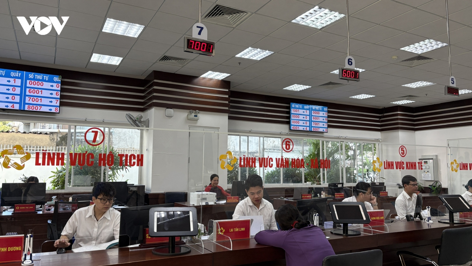 Chính quyền 2 cấp vận hành sau gần 1 năm, người dân vẫn băn khoăn về dịch vụ công