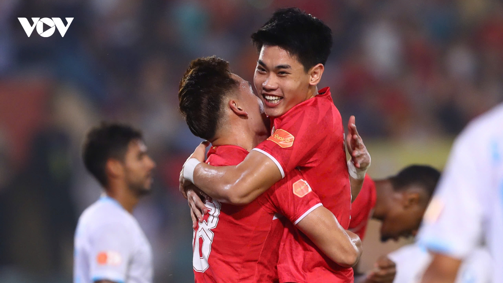 Cuộc đua vô địch vòng 23 V-League: Còn nước còn tát