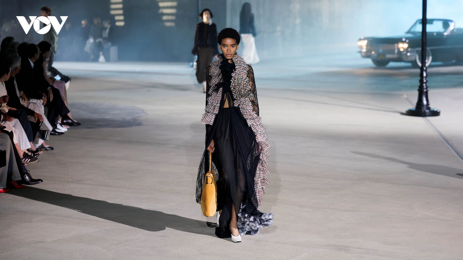 Jonathan Anderson định hình Dior và xu hướng thời trang 2027 sau show tại LACMA