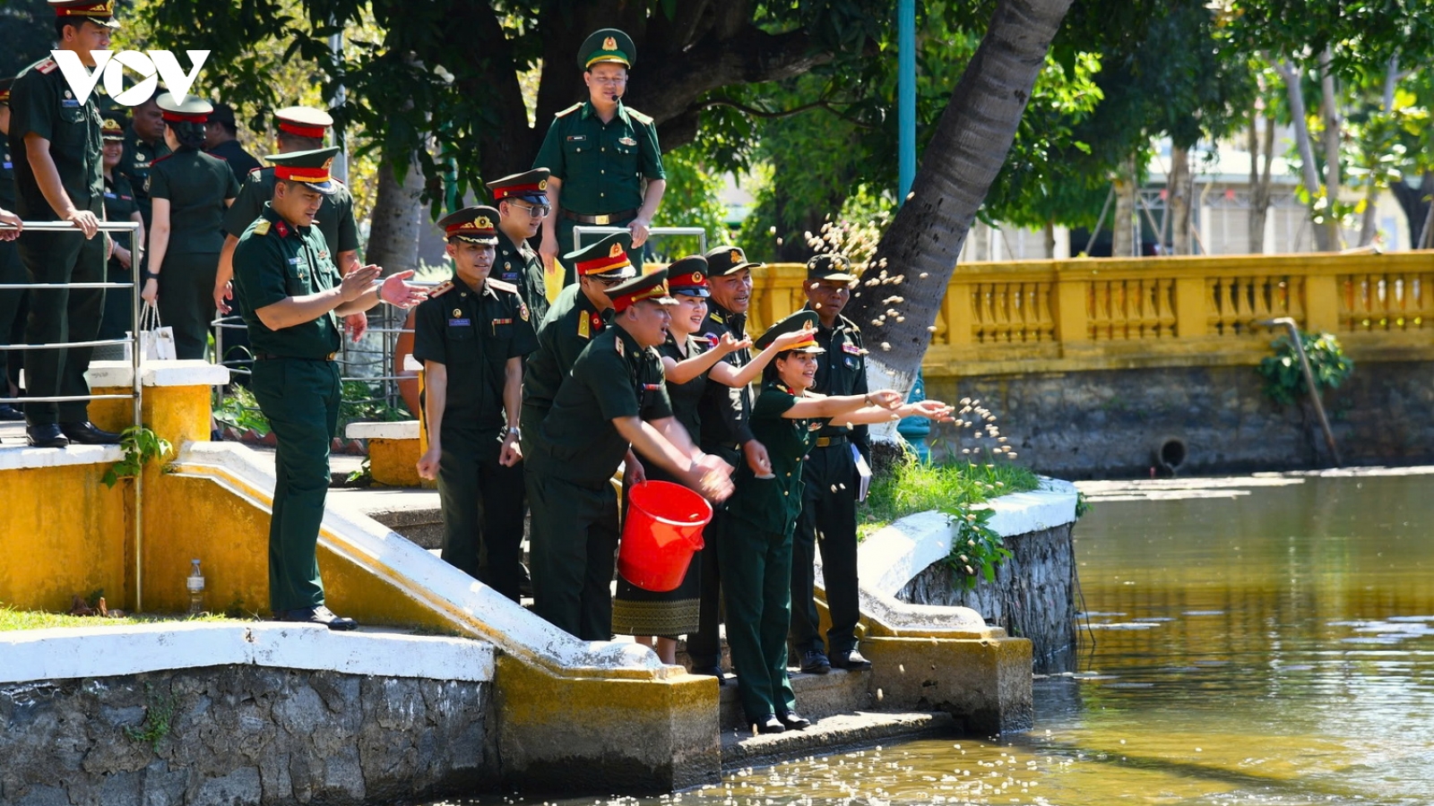 Sĩ quan trẻ 3 nước dâng hương tưởng niệm Chủ tịch Hồ Chí Minh