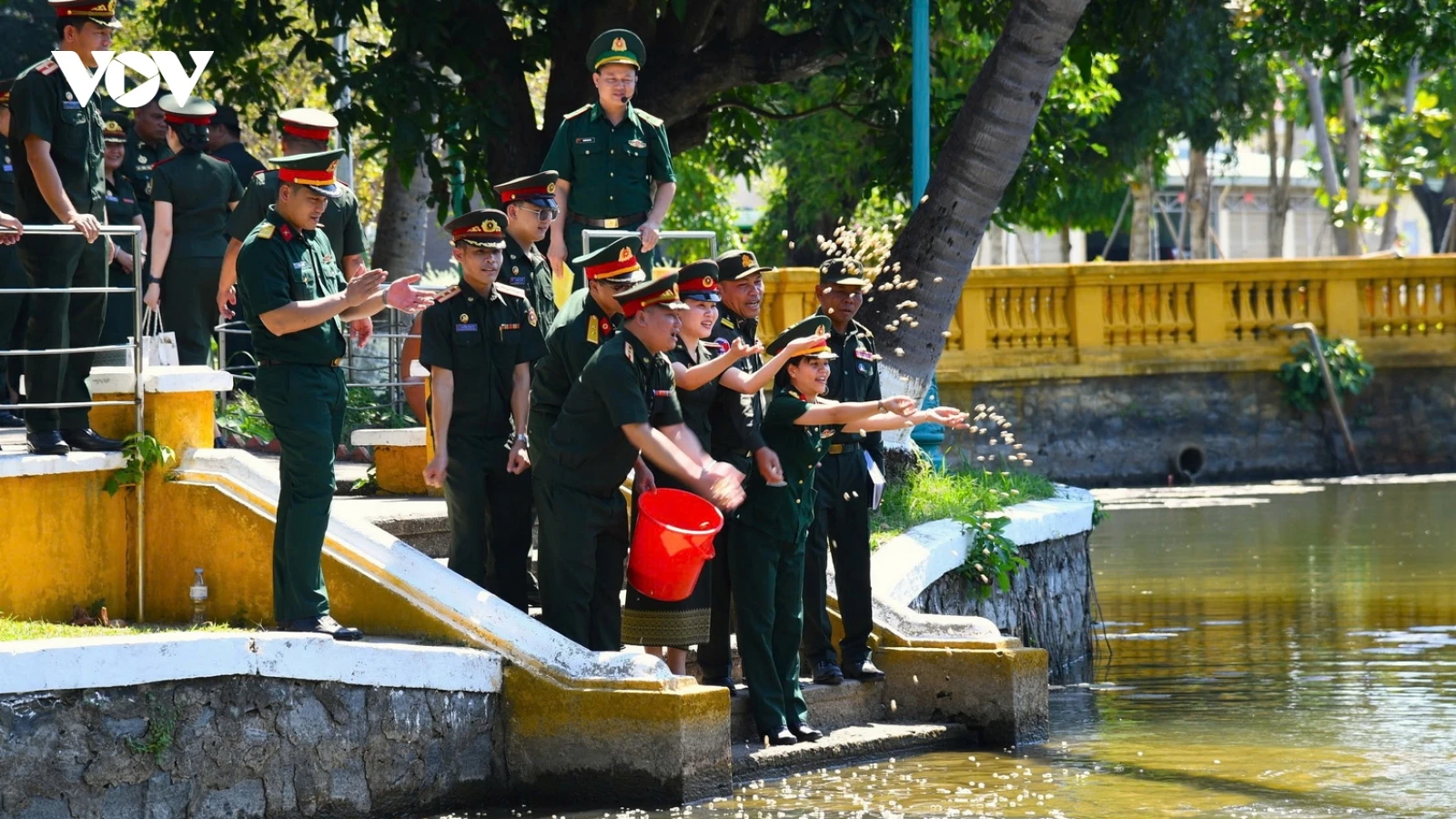 Sĩ quan trẻ 3 nước dâng hương tưởng niệm Chủ tịch Hồ Chí Minh